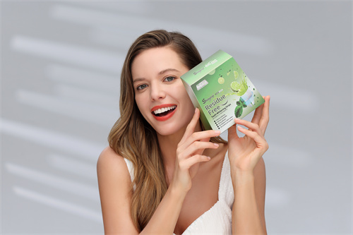 Blanqueamiento instantáneo que se adhiere a los dientes Basado en nuestra fórmula de blanqueamiento instantáneo PAP+, Hemos diseñado tiras como nuestra forma más cómoda de blanquear hasta el momento.  Sin irritación de las encías ni sensibilidad dental Resultados rápidos después de un solo tratamiento Incluye 14 tratamientos individuales sobre la marcha