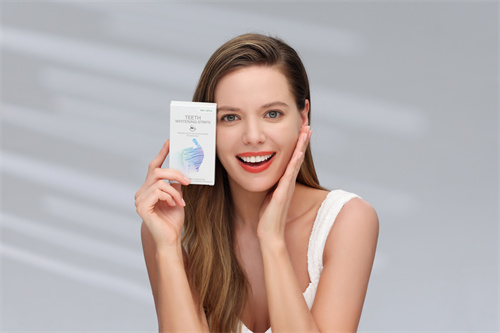 Cuando PAP+ blanquea, oxida las manchas de los dientes sin liberar moléculas dañinas conocidas como radicales libres. Estos radicales son los que dañan el esmalte y provocan una sensibilidad severa.  Esto significa que durante el proceso de blanqueamiento no hay daño ni erosión en el esmalte, lo que significa que las capas externas del diente permanecen intactas y pueden continuar protegiendo los nervios mientras se blanquean eficazmente.  El proceso de blanqueamiento PAP+ aborda una amplia variedad de manchas dentales internas y externas y está clínicamente probado que muestra resultados instantáneamente después de 1 tratamiento.