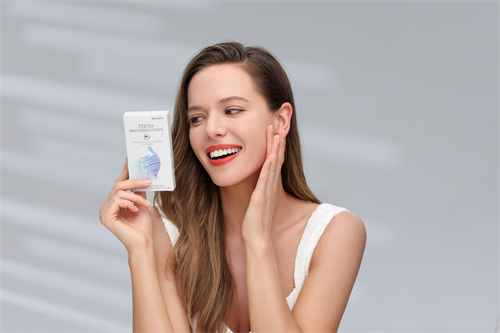 Las tiras PAP+ ofrecen un tratamiento de 30 minutos, Tratamiento blanqueador limpio y sin residuos. Verá resultados de blanqueamiento después de un solo uso de las tiras PAP+ y podrá guardar las tiras restantes para un futuro mantenimiento del blanqueamiento.